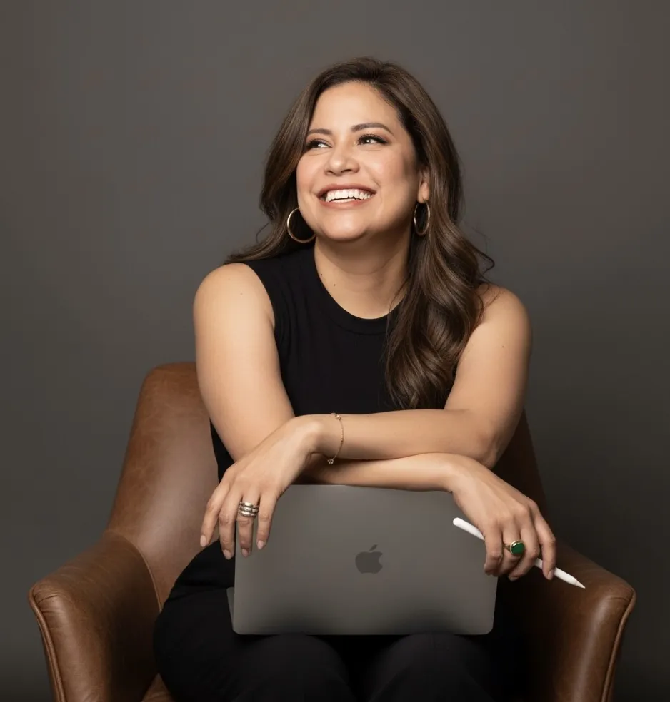 Ana con su portátil en un sillón de cuero