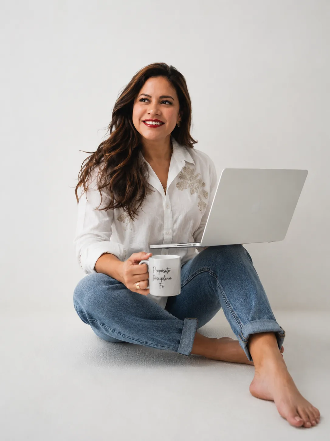Ana con su portátil y una taza con las palabras Propósito, Disciplina, Fe