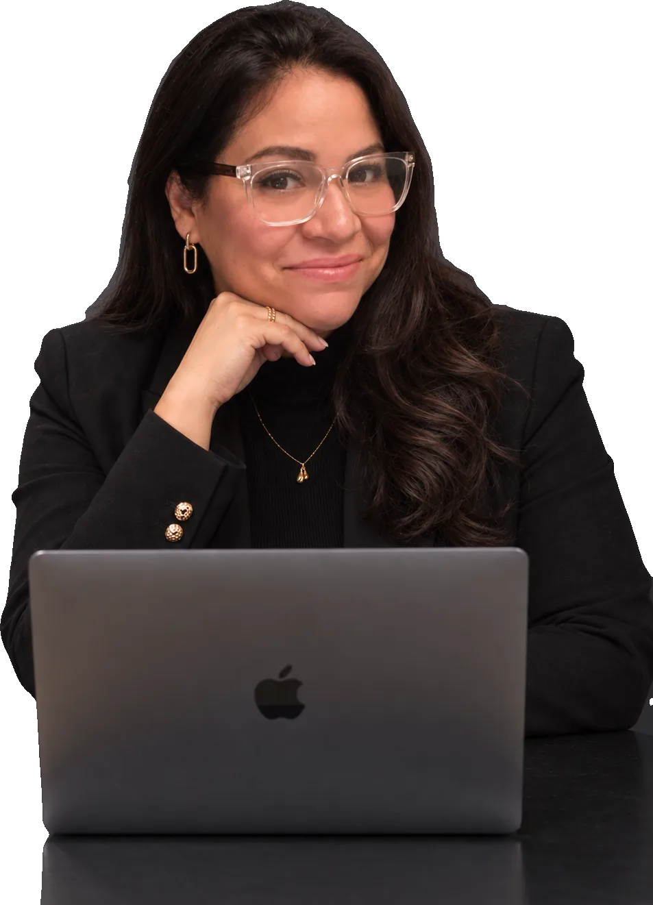 Ana Casalegno con lentes, sonriendo detrás de su portátil
